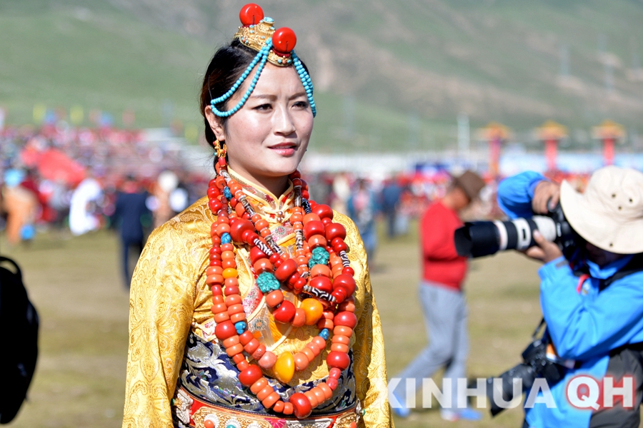 第八届康巴文化旅游艺术节上的康巴美女们