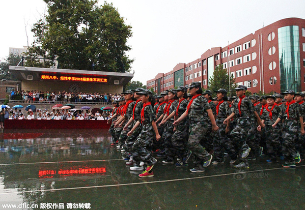 郑州中学生雨中会操表演 领导陪淋真是赞!(组