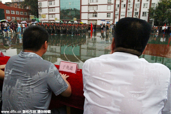 郑州中学生雨中会操表演 领导陪淋真是赞!(组