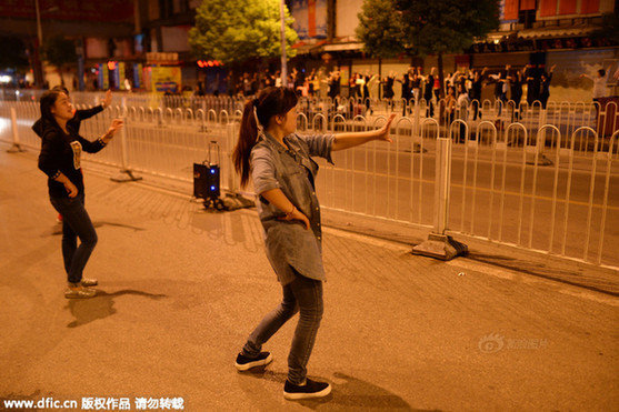 武汉数百名女老板隔街斗舞 网友:生活多美好