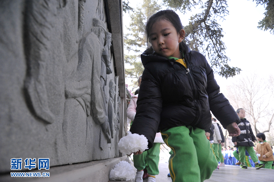 清明节将至 幼儿园扫墓播下爱国种子