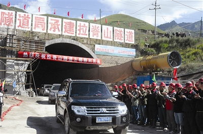 拉脊山隧道左幅昨顺利贯通