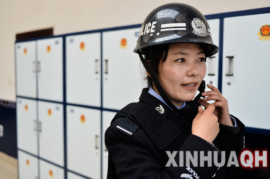 3月13日,玉树市西杭派出所女民警扎西卓尕值班回来后摘除头盔.