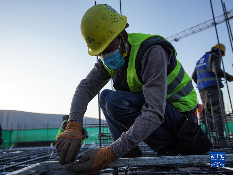 西宁大学校园建设项目内,中建八局的施工人员正在楼层作业面施工现场