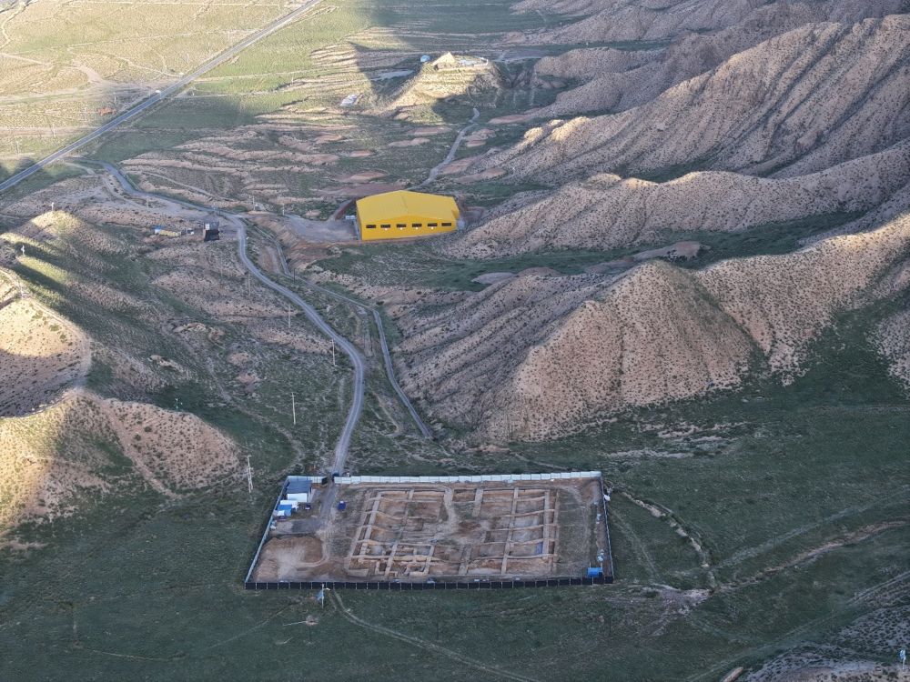青海都兰热水墓群发现目前陵园规模最大墓葬