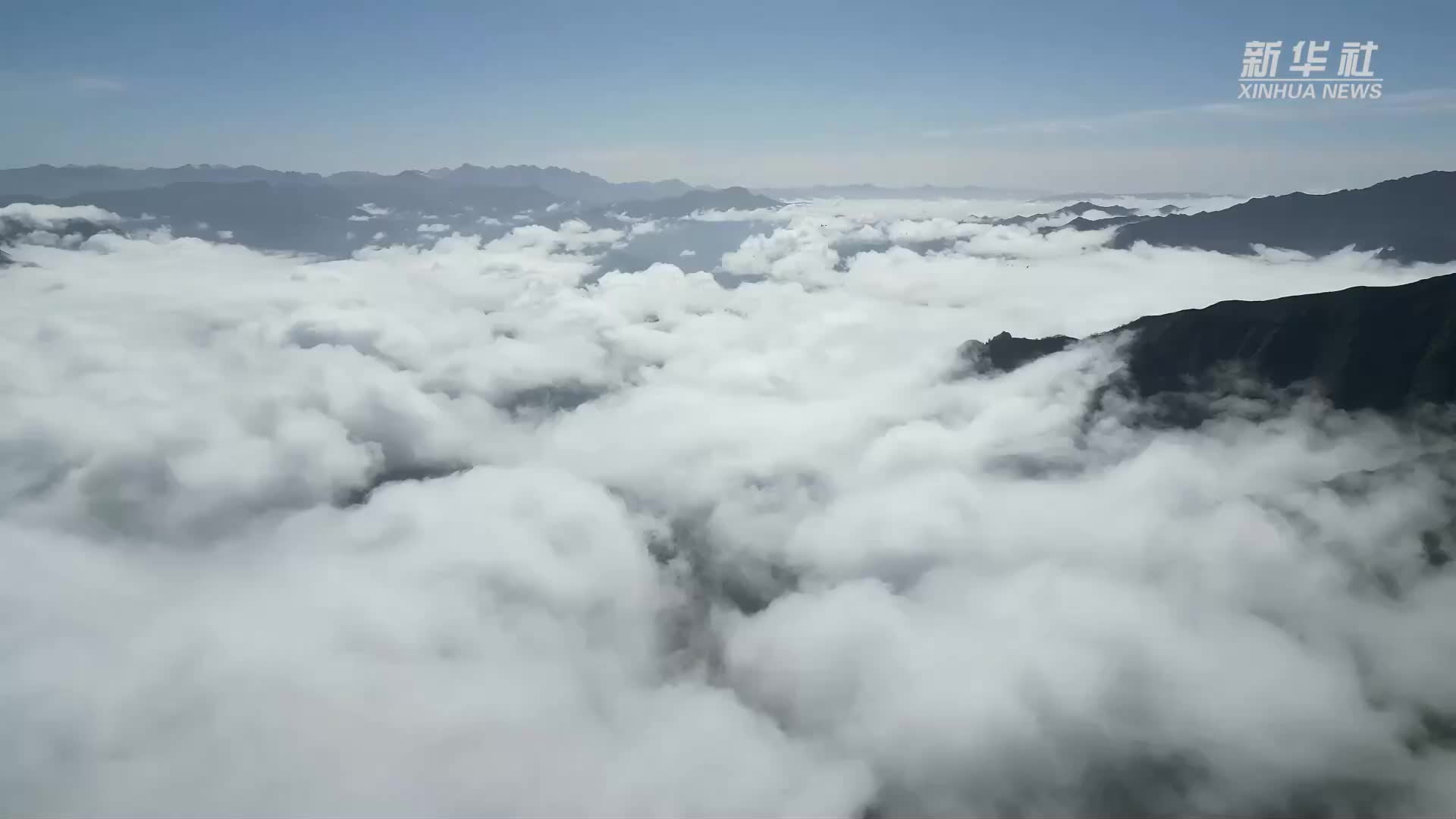 青海互助：雲霧が北龍山に漂う