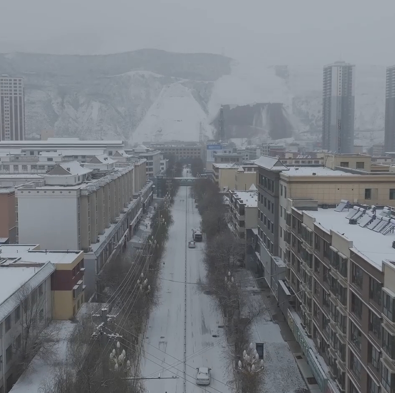 青海同仁：雪后景致映冬韵