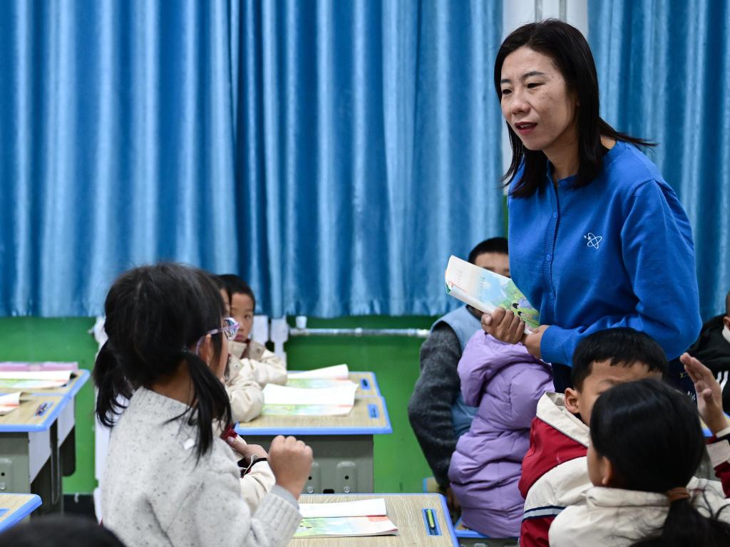 坚守高原16载的女教师：青春奉献给雪山大地