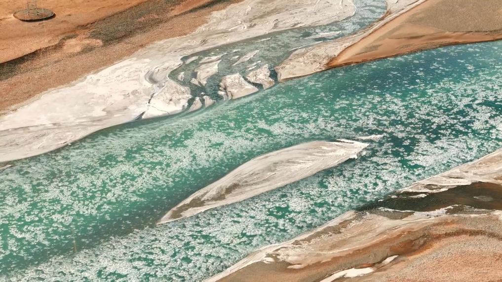 青海曲麻莱:“流动冰景”解锁高原冬日限定浪漫