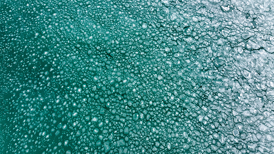 冬日青海湖“深蓝模式”上线 游客打卡静谧冰湖胜景