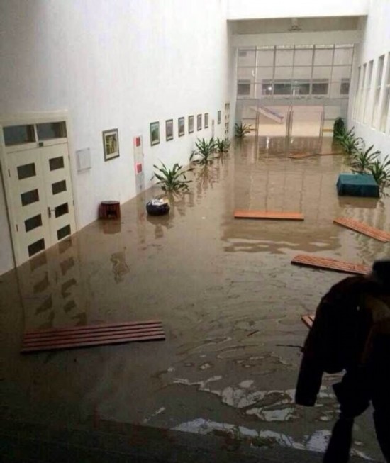 珠海暴雨后大学生在浸水教室中考试