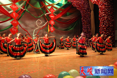 天峻县第一、第二幼儿园举办庆六一文艺汇演