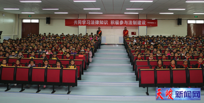 天峻县第二民族小学开展青春与法同行 共建法