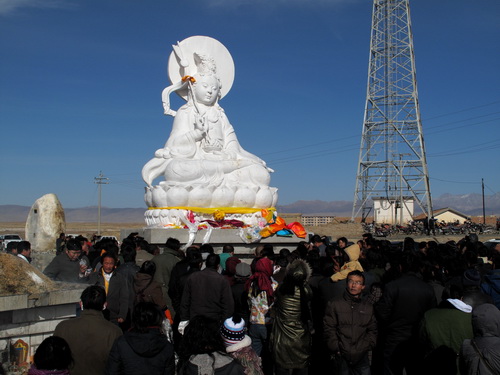 茶卡盐湖守护女神石雕像落成