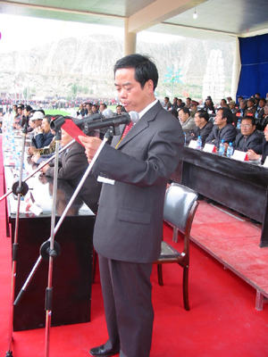中共尖扎县县委书记马明生同志正在致欢迎词
